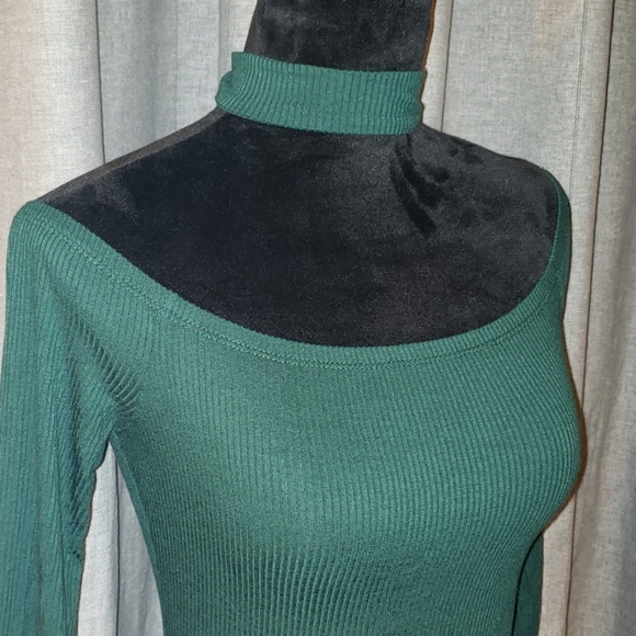 Off the Shoulder, choker top. - Picture 2 of 7